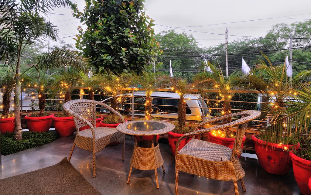 Crossroads Hotell Gurgaon Exteriör bild