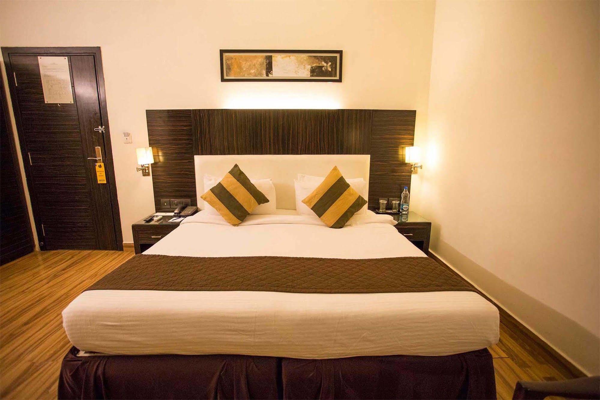 Crossroads Hotell Gurgaon Exteriör bild