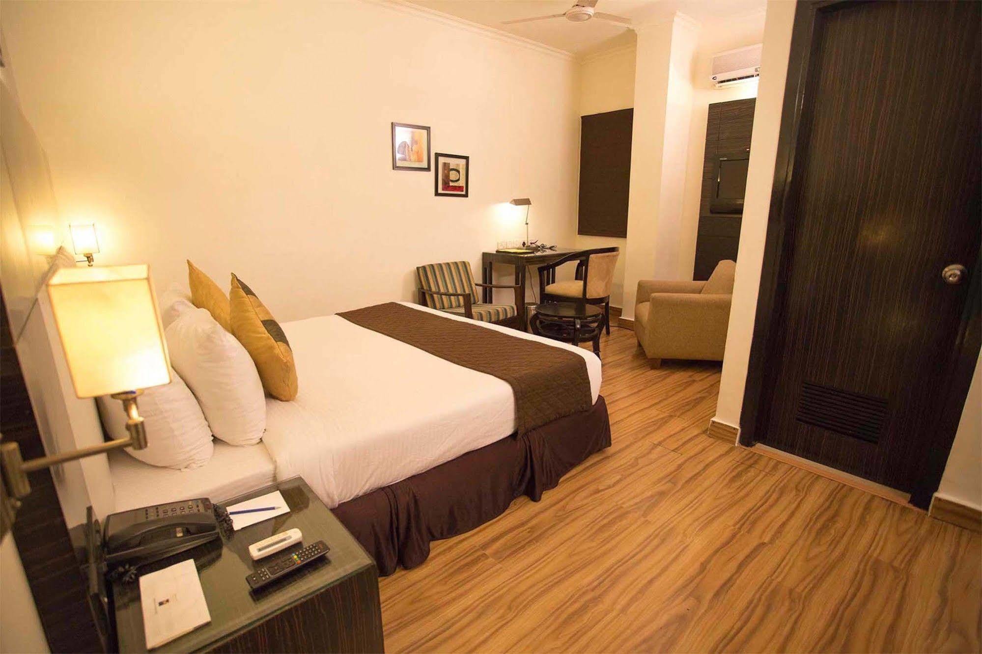 Crossroads Hotell Gurgaon Exteriör bild